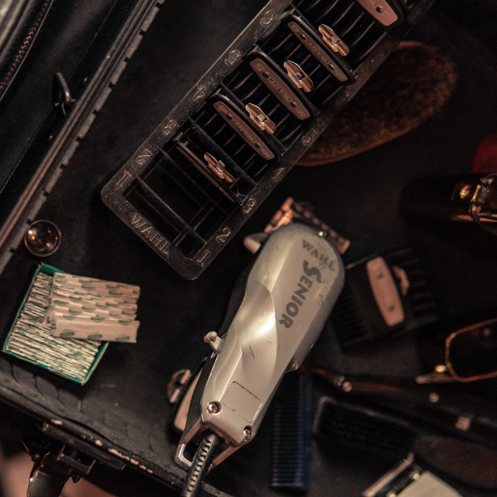 Peignes et brosses de coiffure sur une table noire