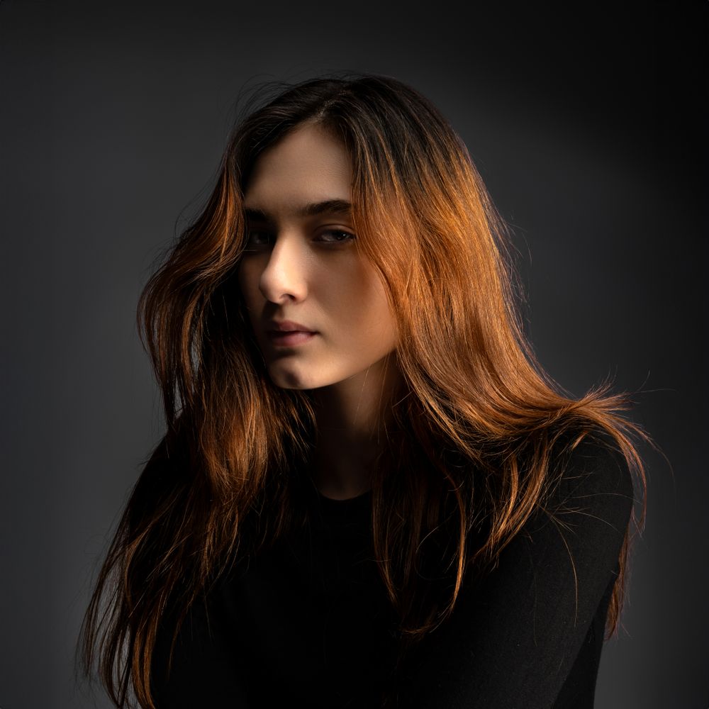 Cheveux longs ondulés avec reflets dorés