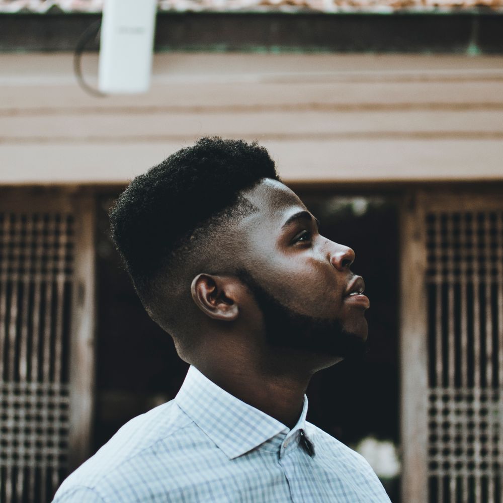 Homme de profil avec une coupe nette