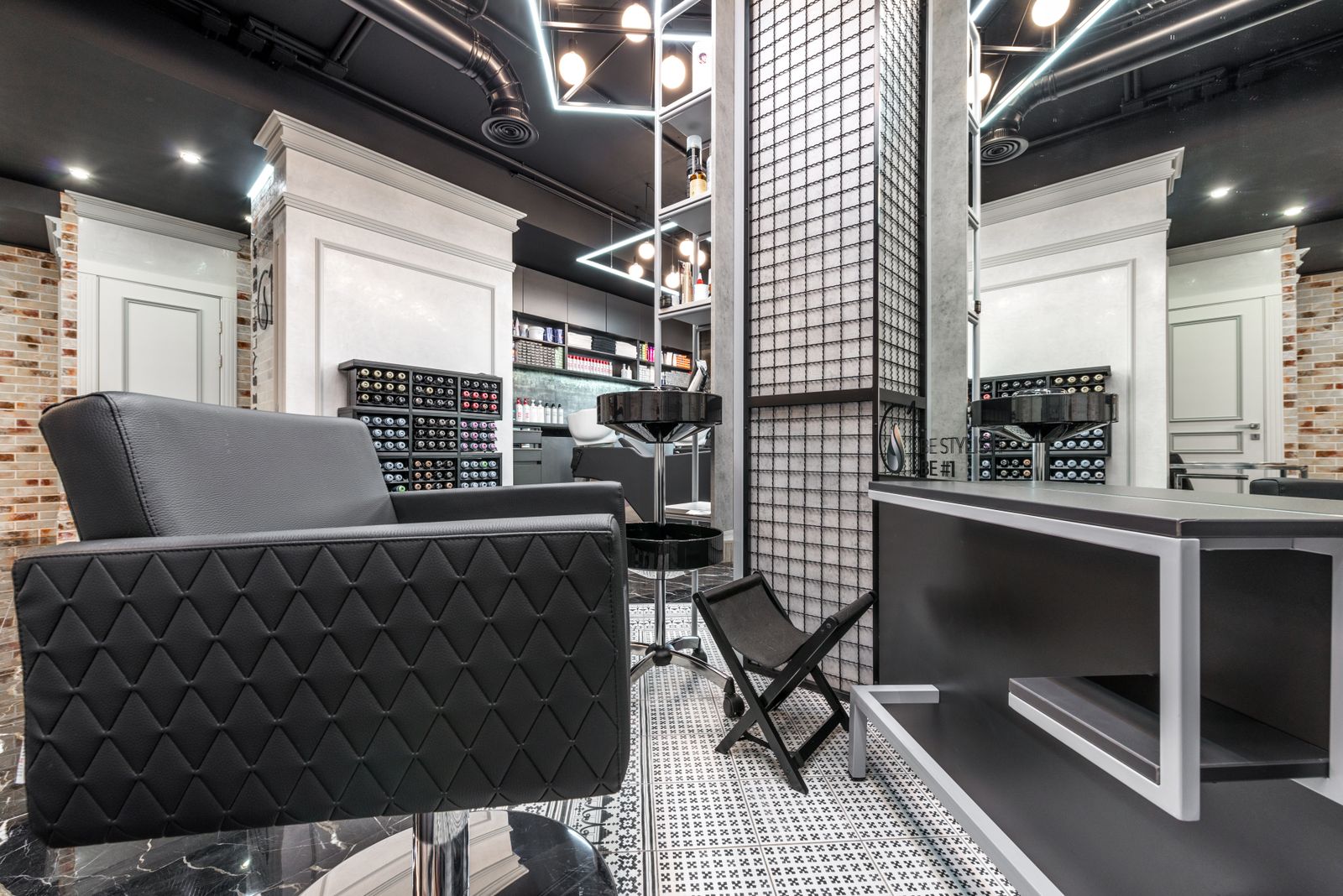 Intérieur d’un salon de coiffure élégant